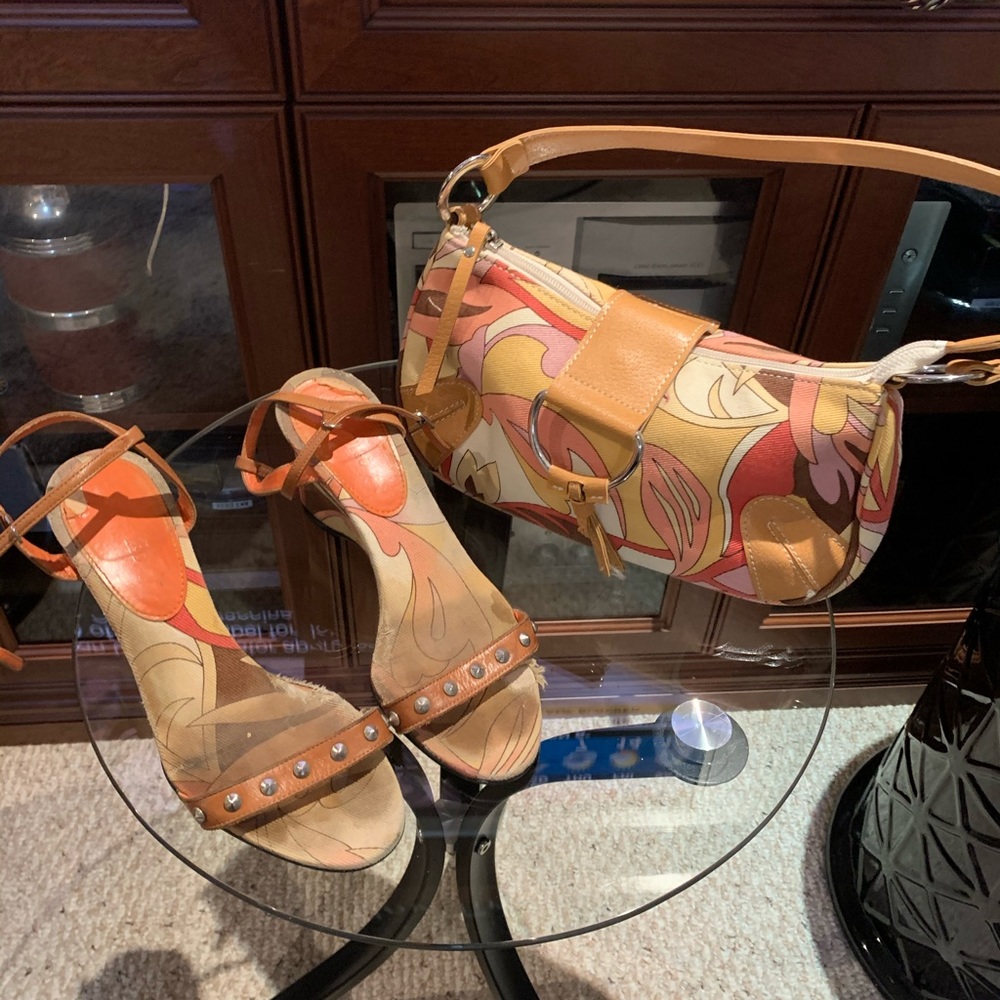 Beautiful matching purse and sandals.